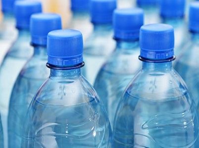 Effaith Amgylcheddol Dŵr Potel 'Hyd at 3,500 o Amseroedd yn Fwy na Dŵr Tap'ph...