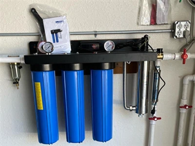 Pa un sy'n well: RO neu UV?